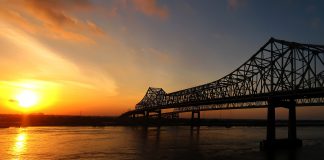 New Orleans, Louisiana bridge over Mississippi